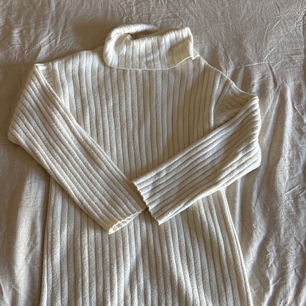 ABERCROMBIE White Turtleneck Sweater